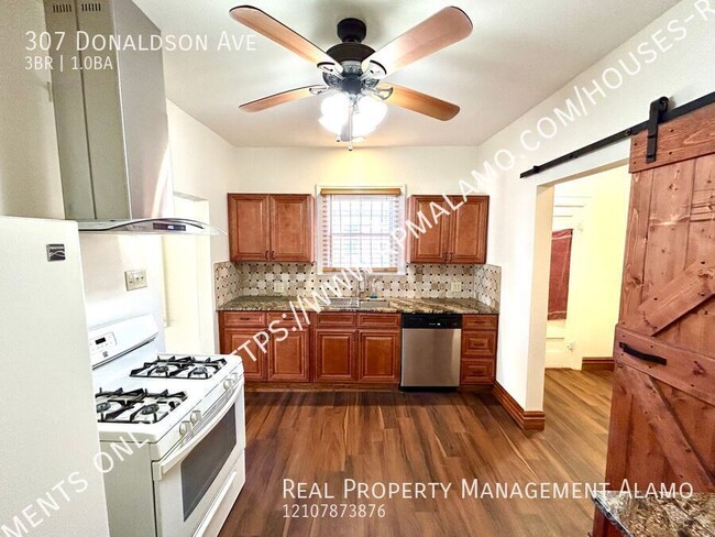 Building Photo - AVAILABLE NOW! Newly Renovated 3 Bedroom /...