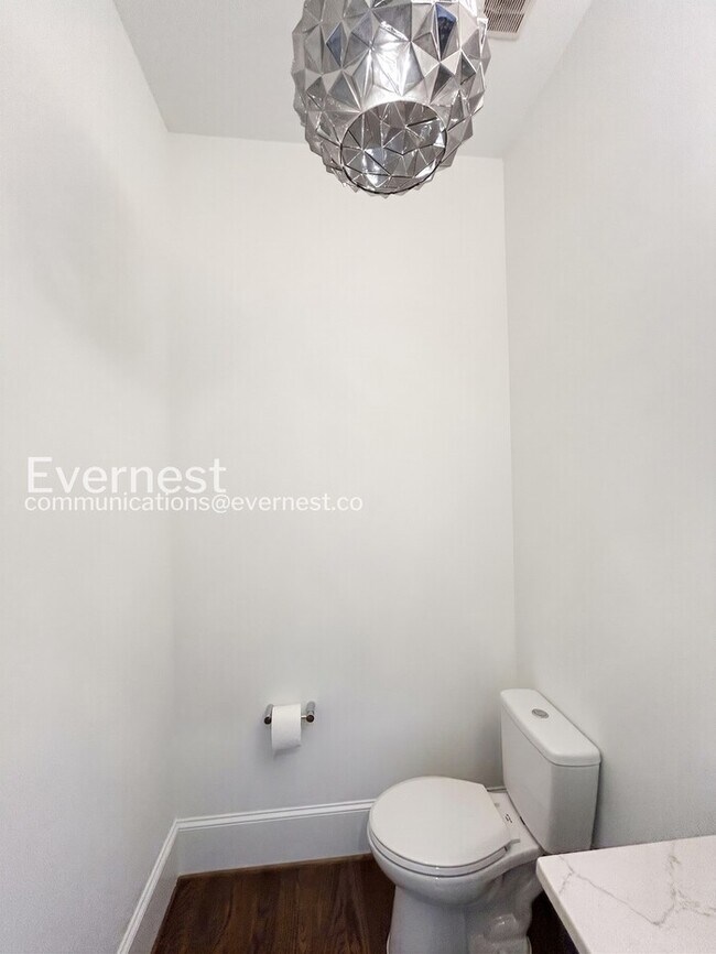 Building Photo - 5-Bed/4-Bath/Voucher Accepted/Available Now!