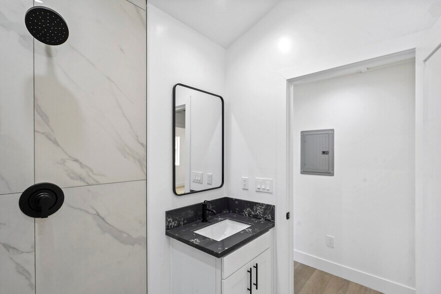 Building Photo - 7906 Oakdale Ave