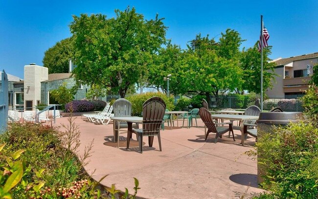 Building Photo - 3238 Ashford St