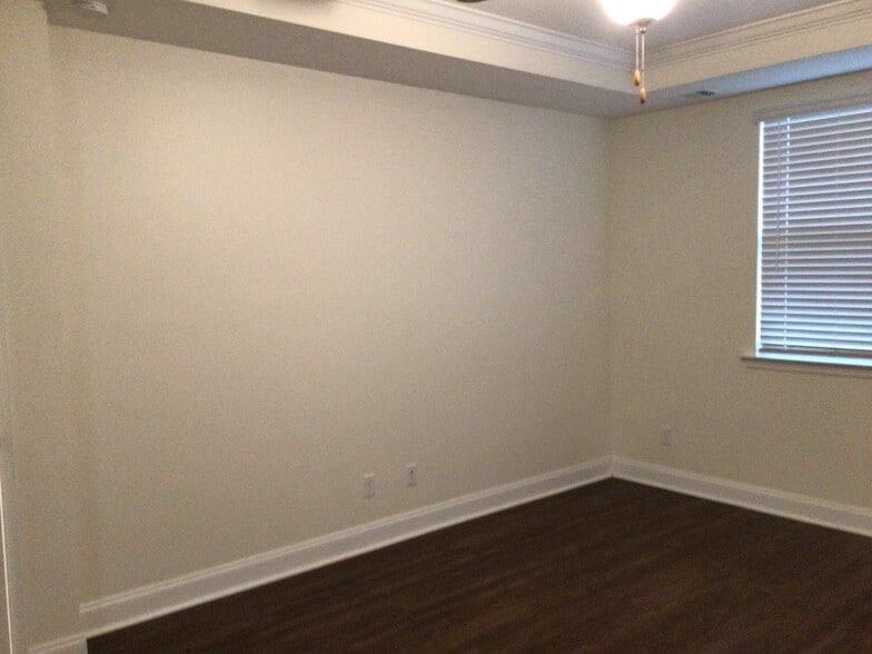 Building Photo - 16 Cherry St