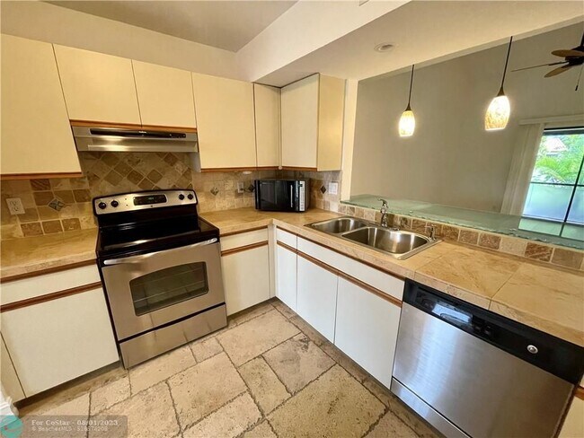 Building Photo - 10253 Riverbend Terrace