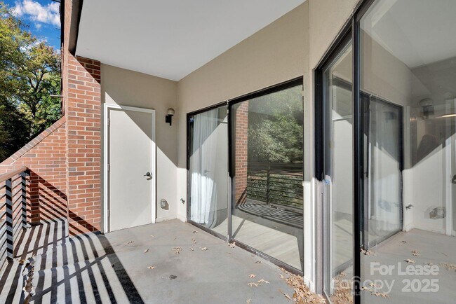 Building Photo - 224 N Poplar St