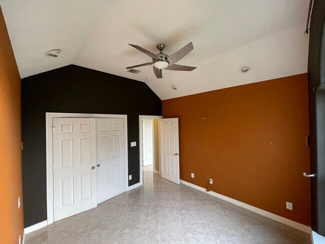 3rd bedroom with large closet - 600 River Bend Dr