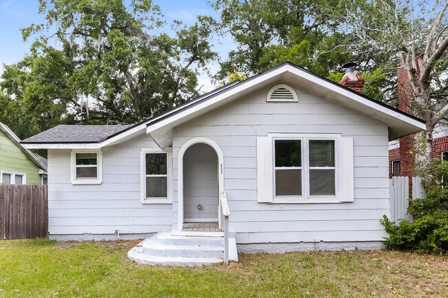 Building Photo - 457 Sunset Dr