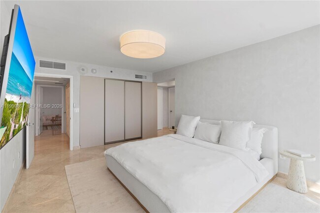 Building Photo - 18911 Collins Ave