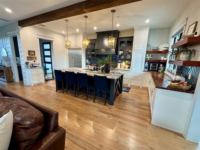 Building Photo - 805 Cordell St