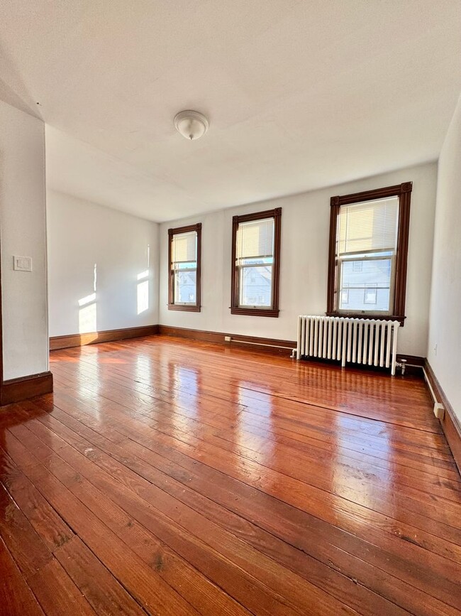 Building Photo - Spacious Duplex with hardwood floors and g...