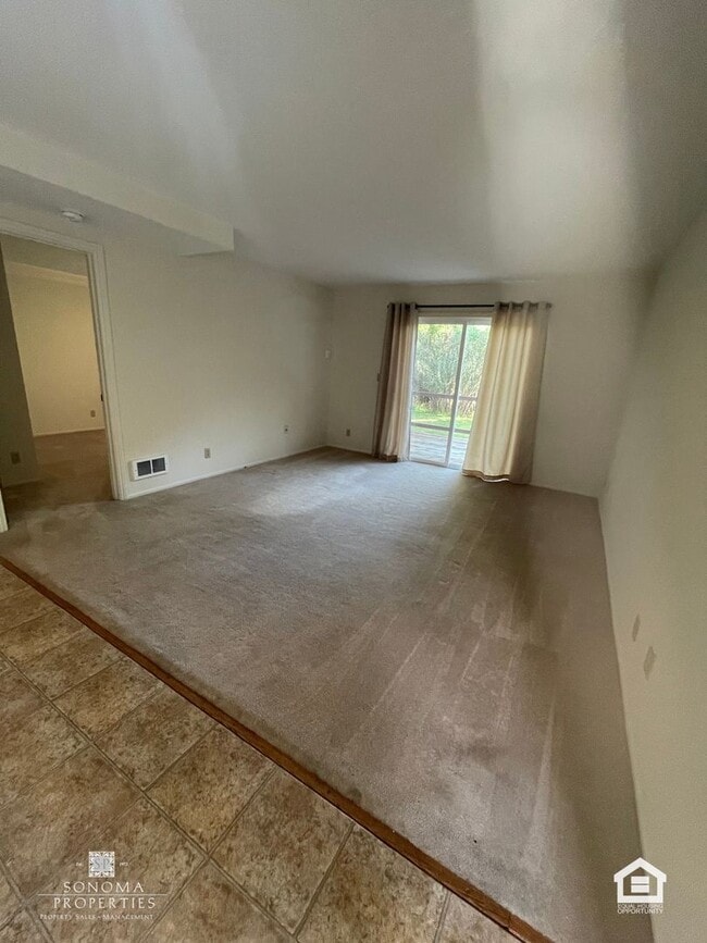 Building Photo - Spacious One Bedroom Lower Level Duplex