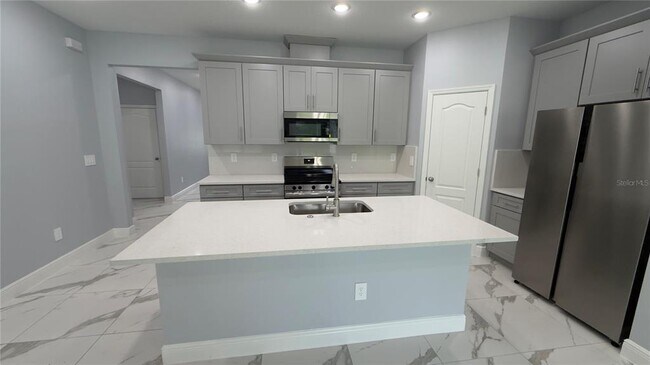 Building Photo - 706 S Thacker Ave