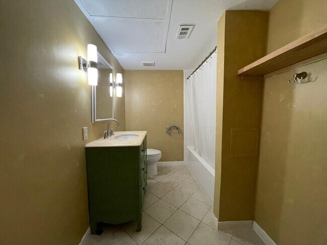 Building Photo - 353 N Post Oak Ln