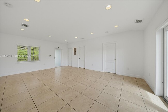Building Photo - 7515 NW South River Dr