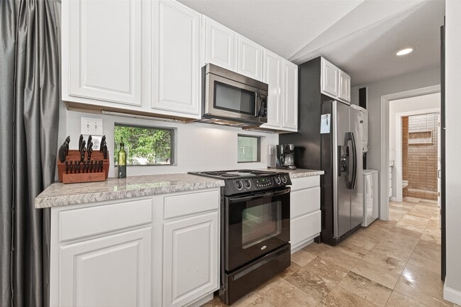 Building Photo - 2211 S Kirkwood Rd