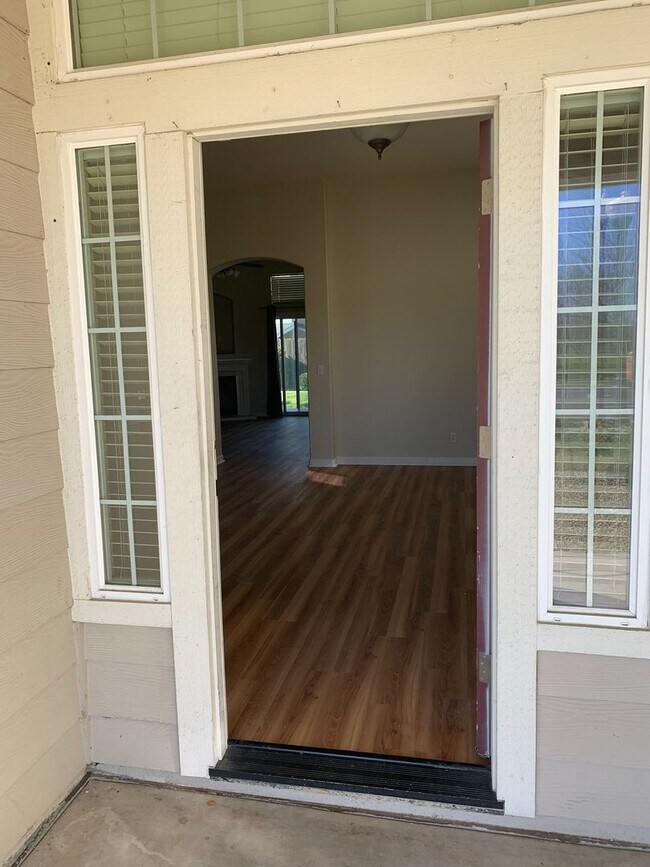 Building Photo - 4 bedroom 2 bathroom home Near Christofferson Pkwy Close to Walnut Elementary, Turlock Jr High Sc...