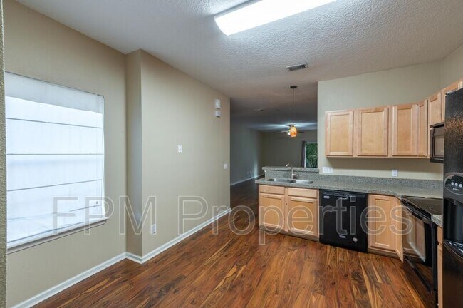 Building Photo - 807 Scrub Jay Dr