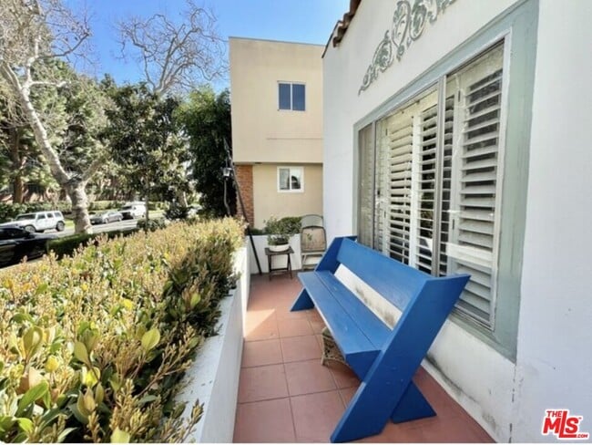 Building Photo - 227 N Swall Dr