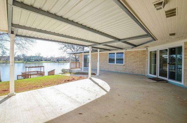 Building Photo - 414 Lakeview Dr