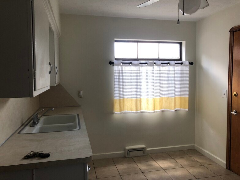 kitchen - 6601 Pearl Rd