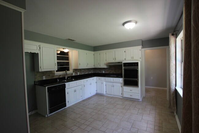 Building Photo - 2930 Williamsburg Dr
