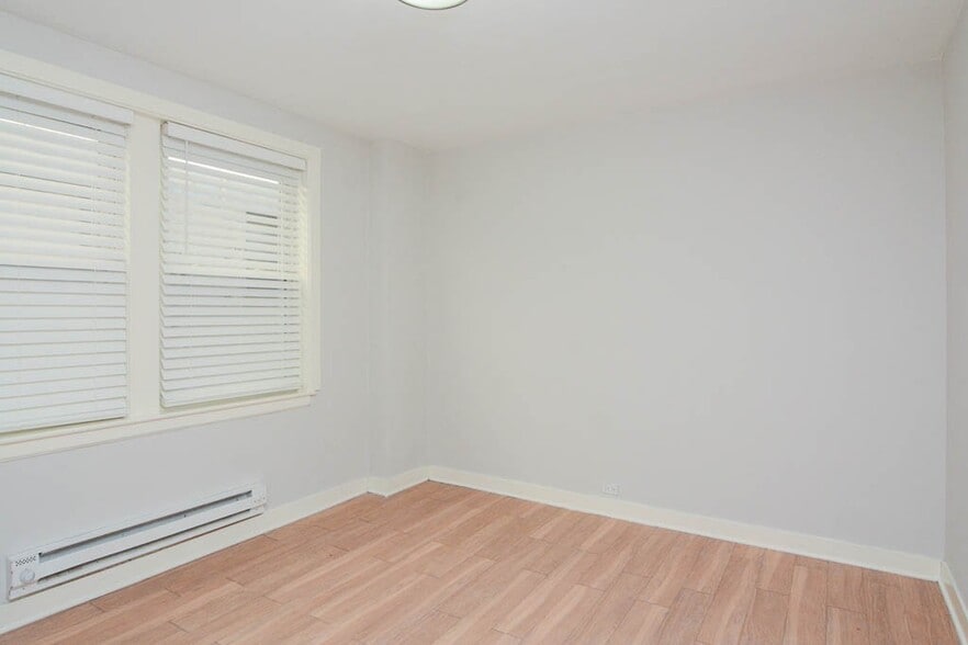 Building Photo - 511 W Belmont Ave