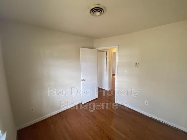 Building Photo - 304 Stratford Ave