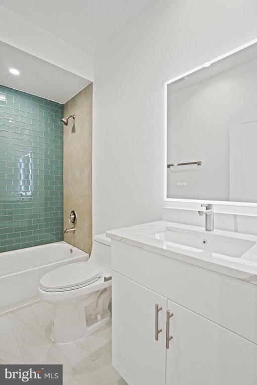 Building Photo - 4421 Kane Pl NE