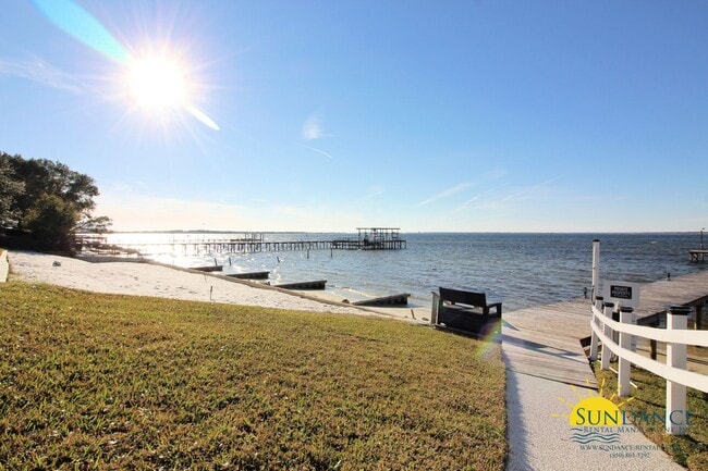 Building Photo - Spacious waterfront furnished condo in Des...