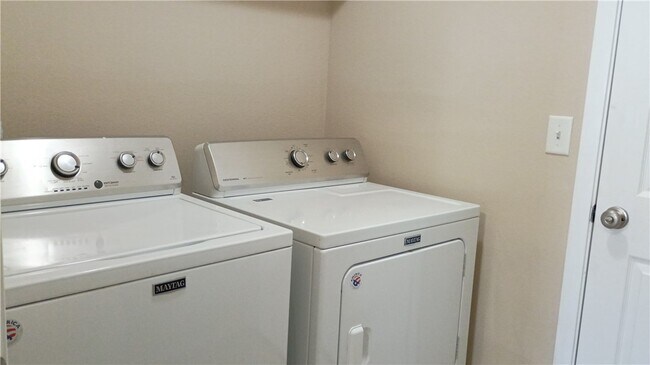 Building Photo - 905 SW Loudon Dr