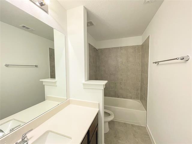 Building Photo - 2025 Dove Creek Ln