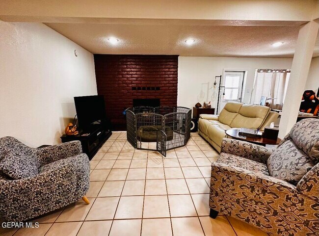 Building Photo - 1516 Elmhurst Dr