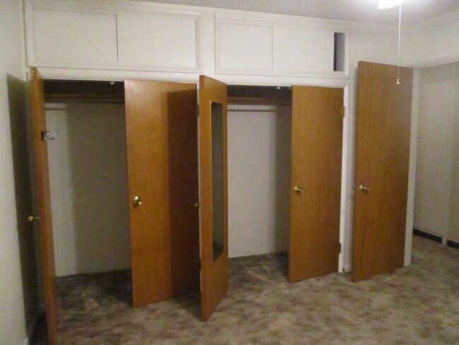 Building Photo - 704 Academy St