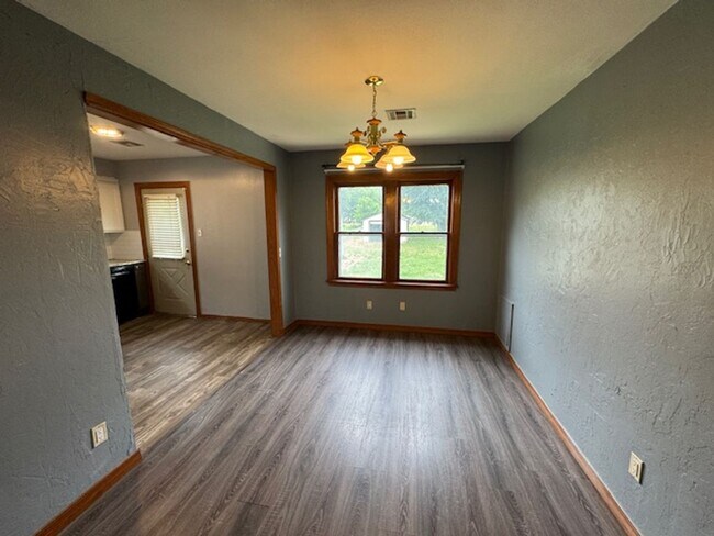 Building Photo - 3 bed 1 bath in Chickasha! great updates!