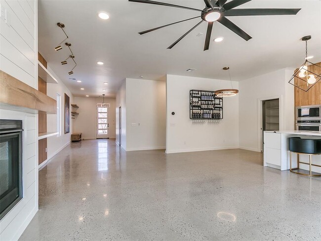 Building Photo - 605 N Idaho Ave