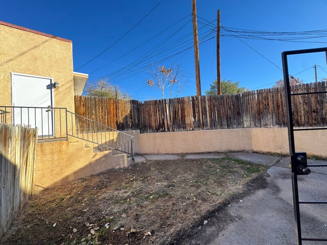 Building Photo - Prime Location University Townhome!