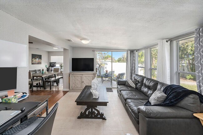 Building Photo - Single Family Home in Sunny Park Groves