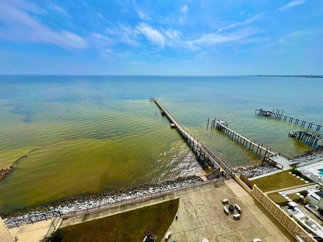 Building Photo - 825 Bayshore Dr