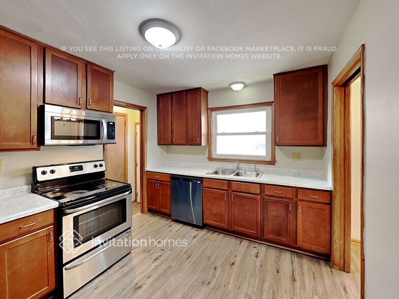 Building Photo - 3227 34th Ave S