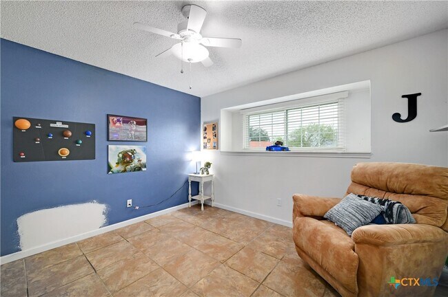 Building Photo - 104 Lago Vista