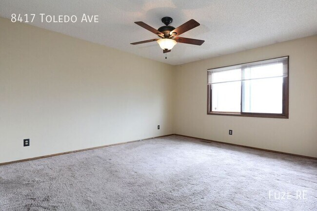 Building Photo - Charming 2-Bedroom Townhouse in Quiet Broo...