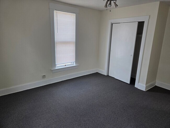 Building Photo - 3 Bedroom, 2 Bathroom House