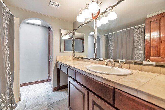 Building Photo - 15620 North 8th St