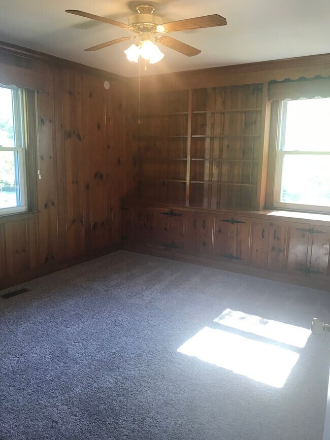 Building Photo - 3 Bedroom Pet Friendly Home For Rent!