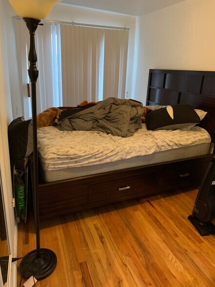 Building Photo - 2321 W Belmont Ave