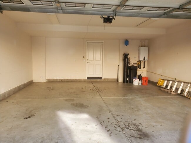 Building Photo - Spacious Condo 3 bedrooms, 2 bathrooms Built 2016