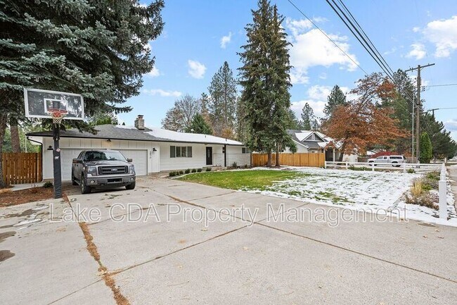 Building Photo - 3870 N Honeysuckle Dr