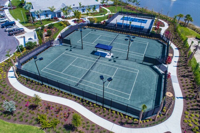 Building Photo - 2/2+Den Coach Home Available Annually!