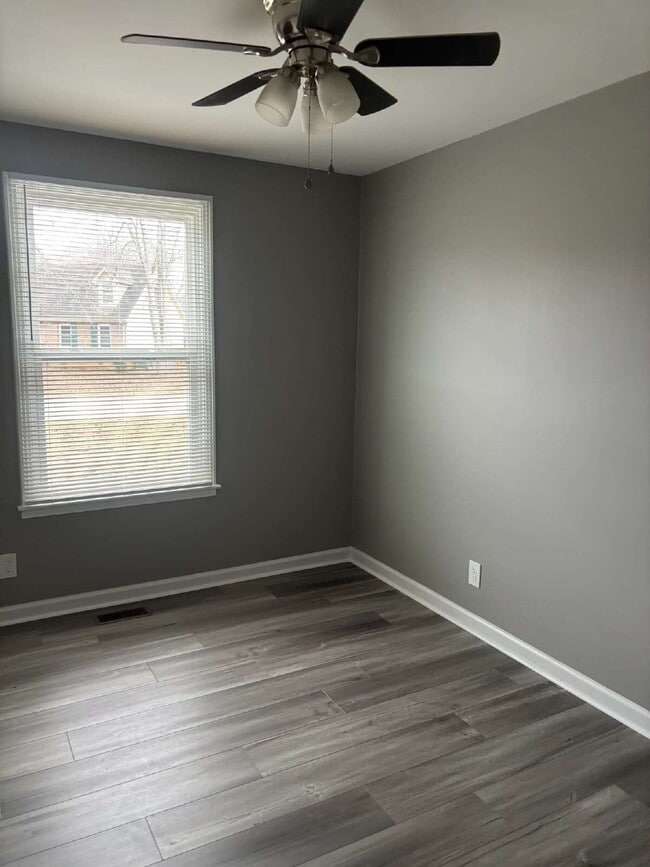 Building Photo - 392 Roselawn Dr