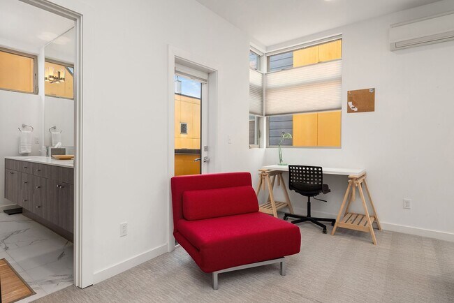 Building Photo - North Beacon Hill Townhome Living!