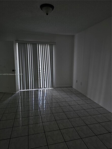 Master bed - 1120 N Franklin Ave