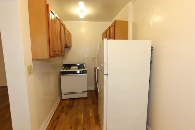 Building Photo - 430 W Roscoe St